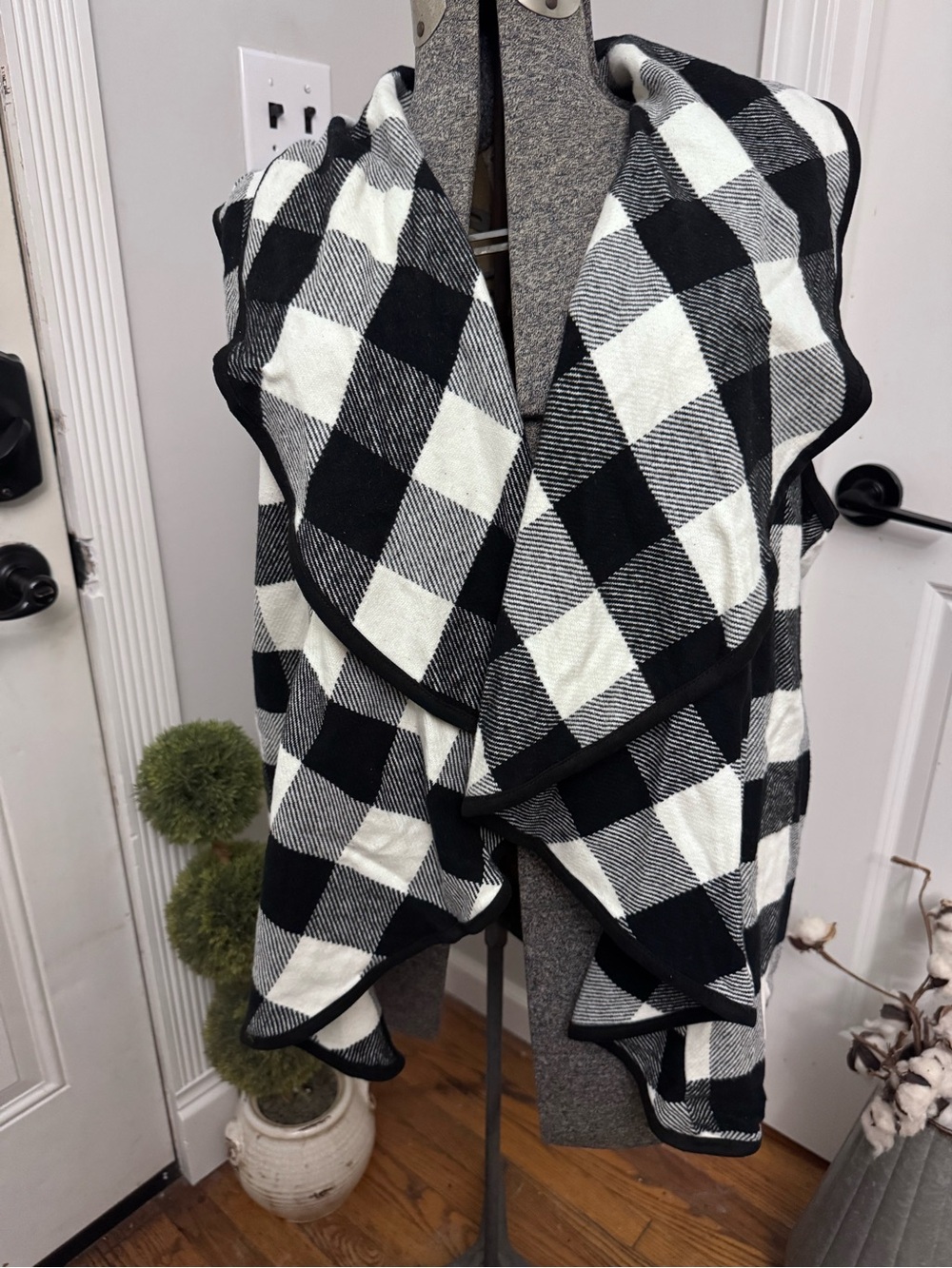 Women’s Cato Black & White Buffalo Plaid Draped Vest 14/16